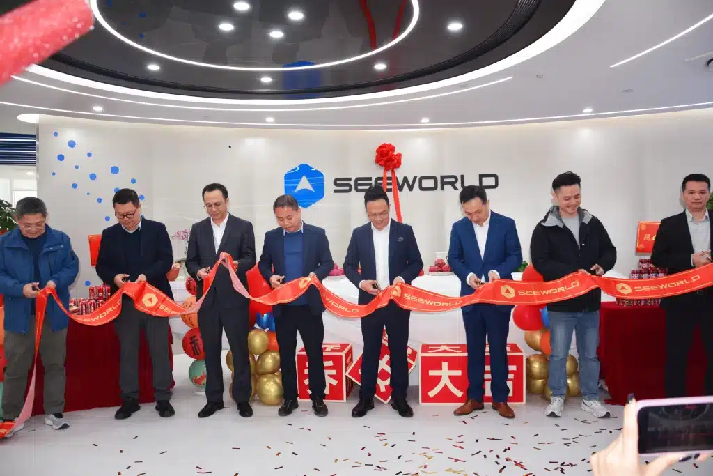 발할라 leadership team cutting the ribbon to inaugurate the new headquarters in Guangzhou